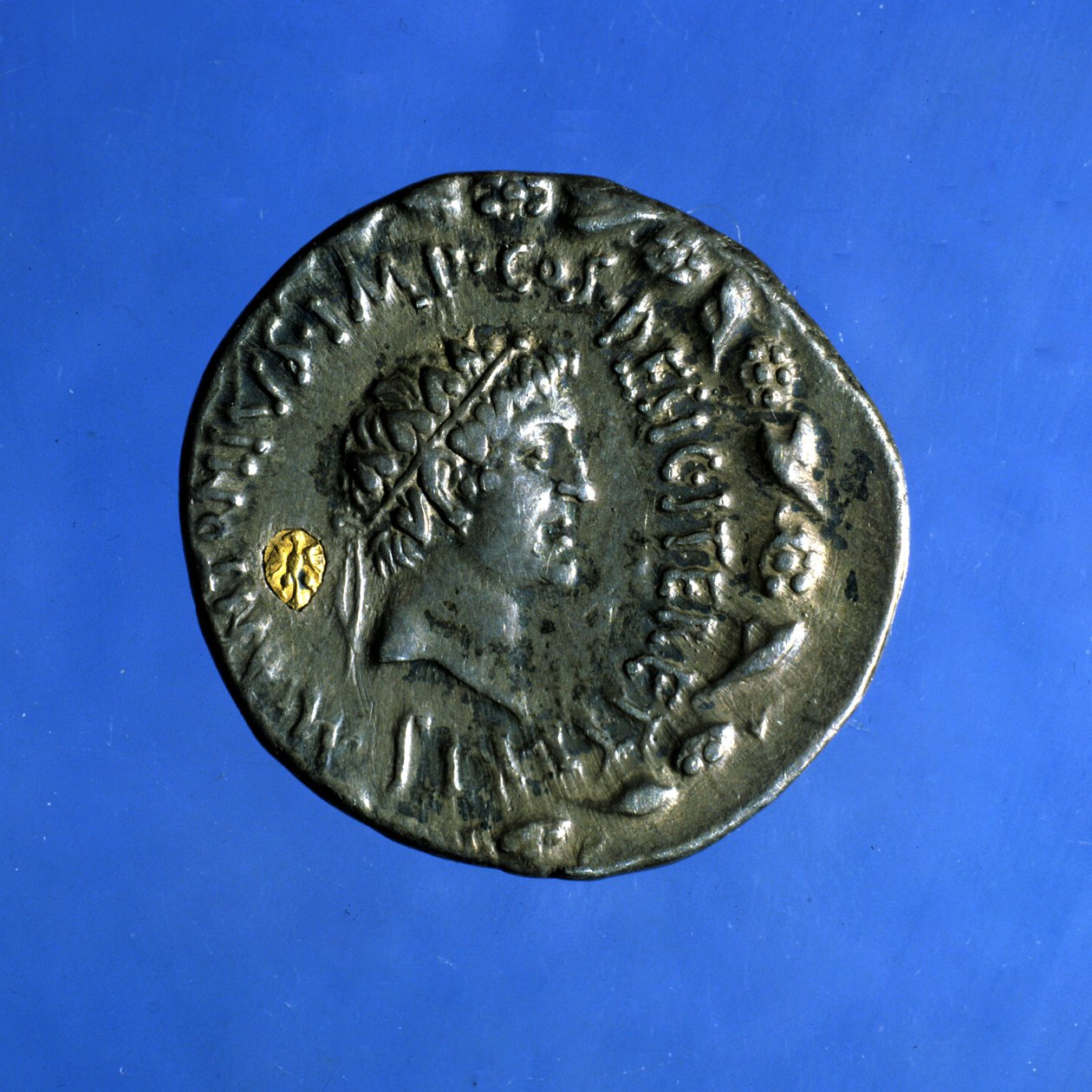 Silber- und Goldmünze mit dem Abbild von Marcus Antonius (83 v. Chr. - 30 v. Chr.), ein römischer Politiker, der mit Kleopatra regierte. von Roman