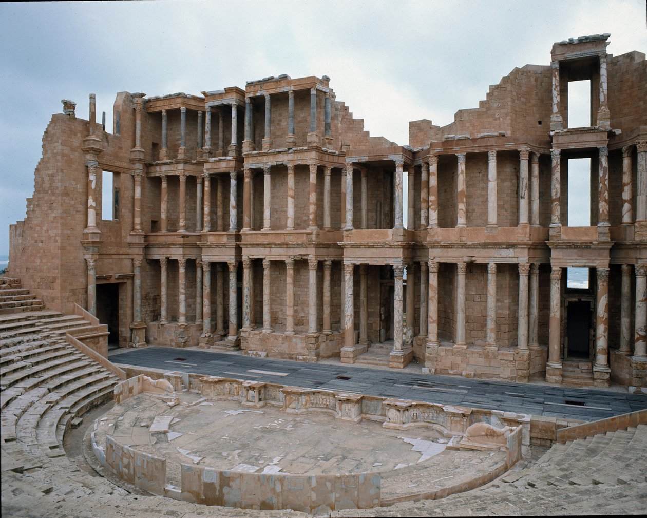 Bühne des römischen Theaters, 2.-3. Jahrhundert von Roman