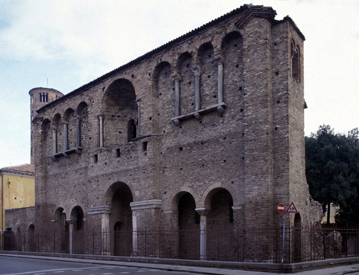 Der Palast von Kaiser Theoderich dem Großen (455 - 526) in Ravenna von Roman