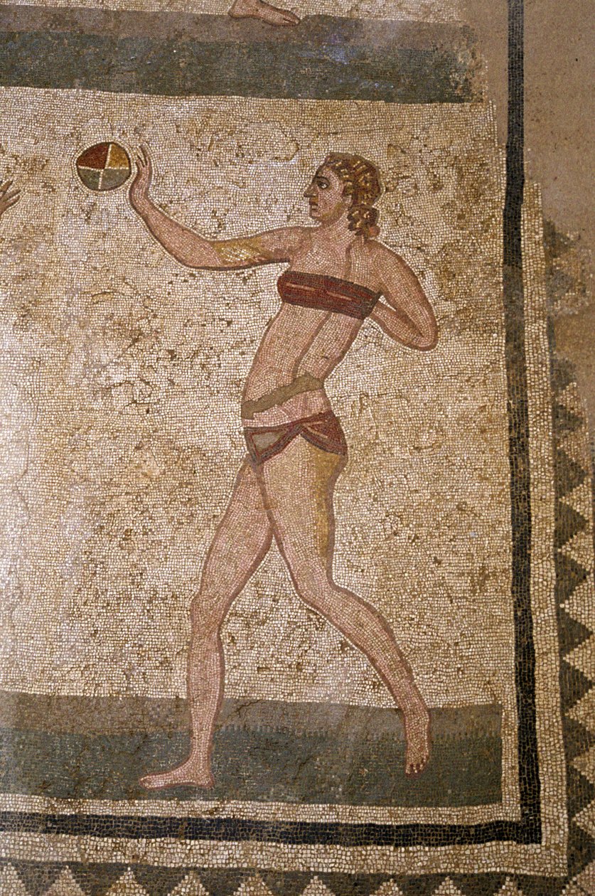 Frau spielt Ball. Junge Römer bei körperlichen Übungen. Sie tragen einen Lendenschurz um die Nieren und ein Strophium (Vorläufer des BHs) auf der Brust. Römisches Mosaik des 3. - 4. Jahrhunderts der Villa del Casale, Piazza Armerina. von Roman