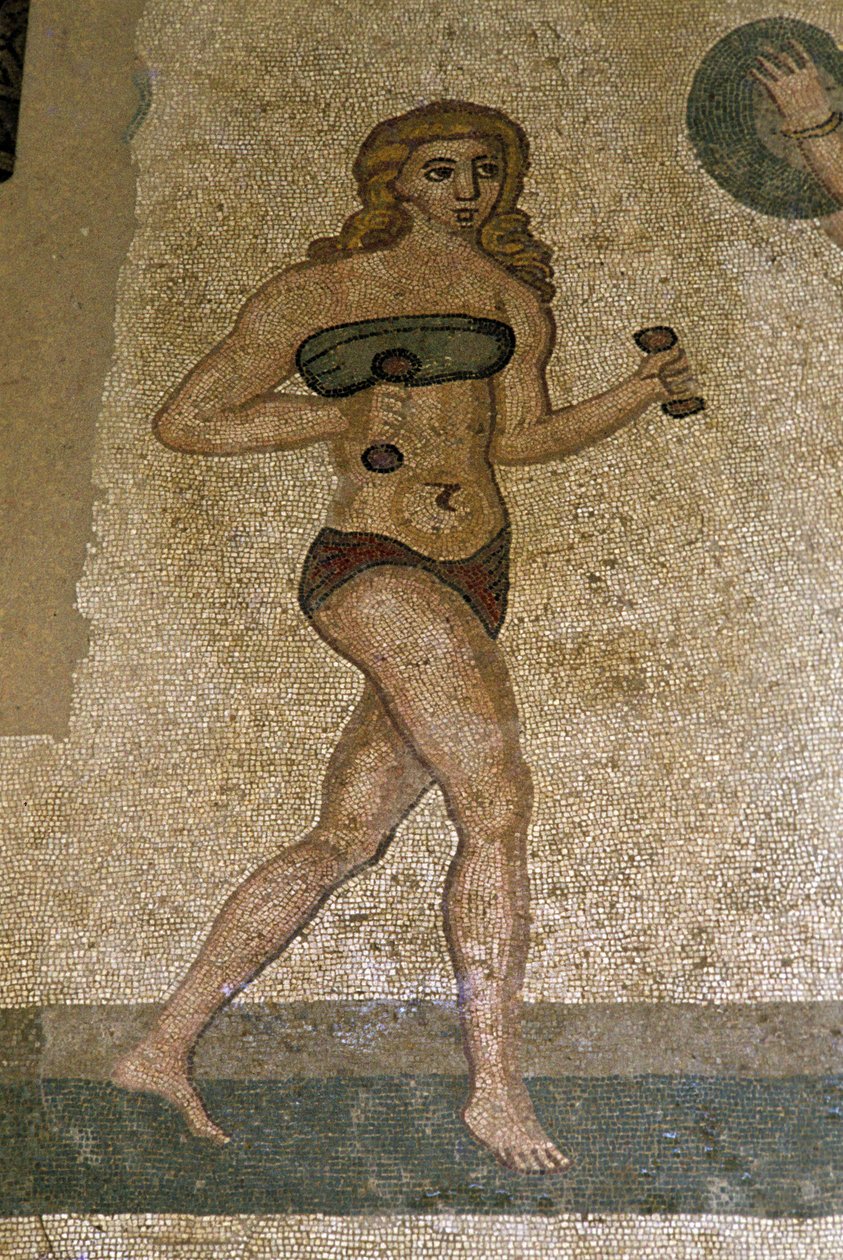Junge Römer bei körperlichen Übungen. Sie tragen einen Lendenschurz um die Nieren und ein Strophium (Vorläufer des BHs) auf der Brust. Römisches Mosaik des 3. - 4. Jahrhunderts aus der Villa del Casale, Piazza Armerina (Sizilien). von Roman