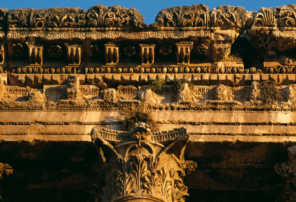 Tempel des Bacchus, Detail des Gebälks, Hochimperiale Periode 27 v. Chr. - 395 n. Chr. (Foto) von Roman Imperial Period
