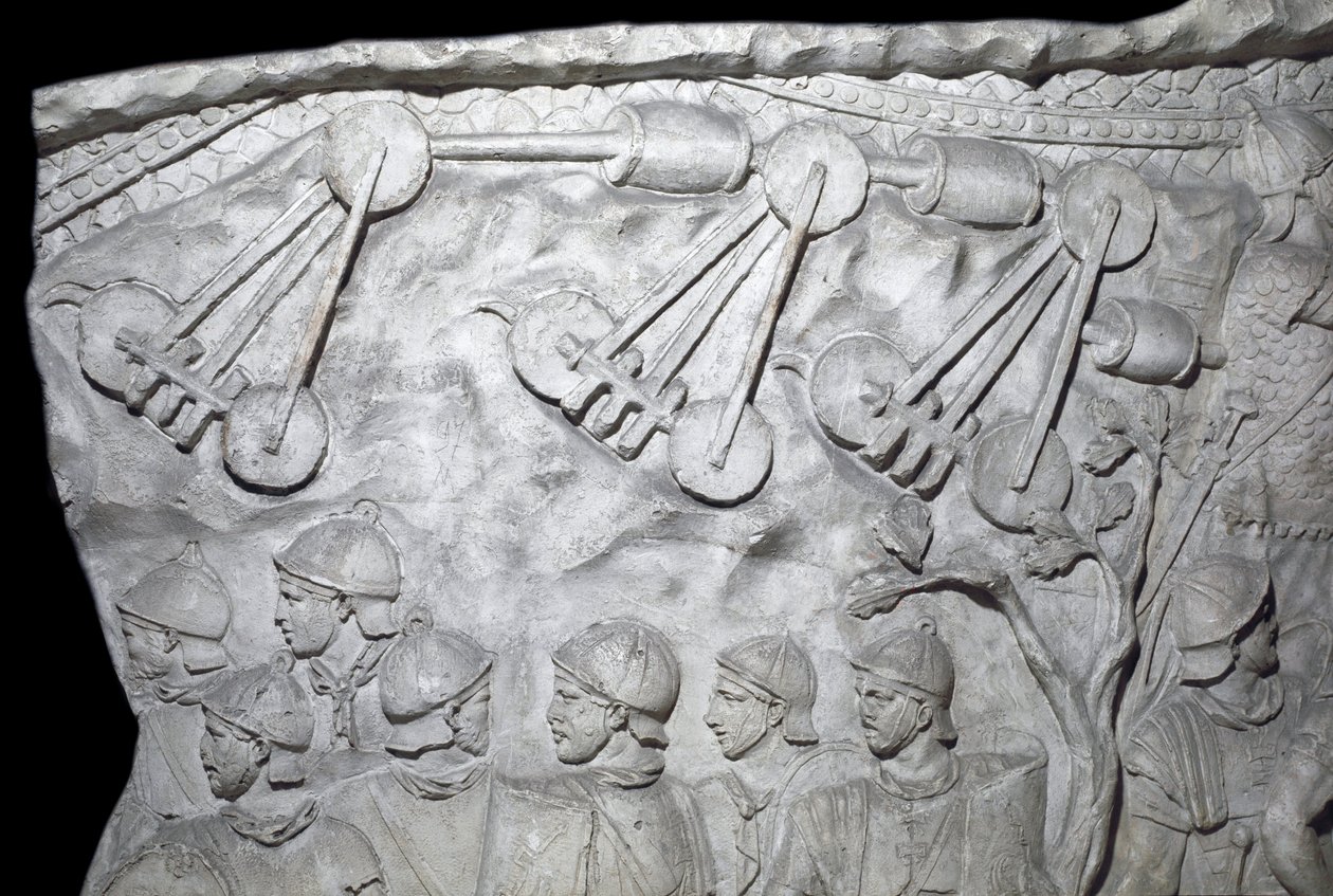 Römische Kunst: Kriegsmaschinen während des Zweiten Krieges. Abguss von 1862, der die Basreliefs der Trajanssäule in Rom reproduziert, erbaut während der Herrschaft von Kaiser Trajan (53-117). Die Trajanssäule erinnert an den siegreichen von Roman Roman