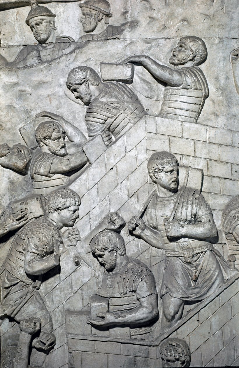 Römische Kunst: Bau eines Forts im römischen Lager. Abguss von 1862, der die Reliefs der Trajanssäule in Rom reproduziert von Roman Roman