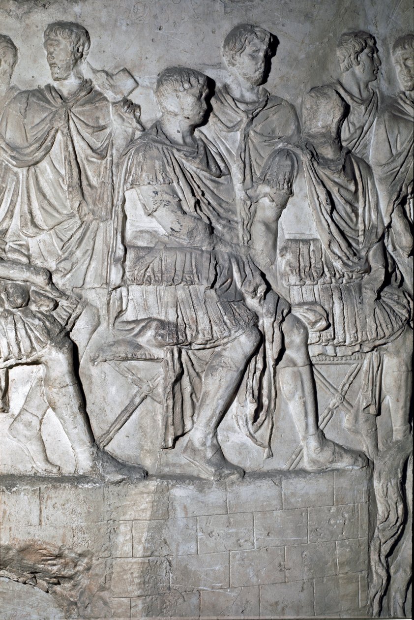 Römische Kunst: Der römische Kaiser Trajan auf der Tribüne hält einen Kriegsrat ab. Abguss von 1862, der die Reliefs der Trajanssäule in Rom reproduziert von Roman Roman