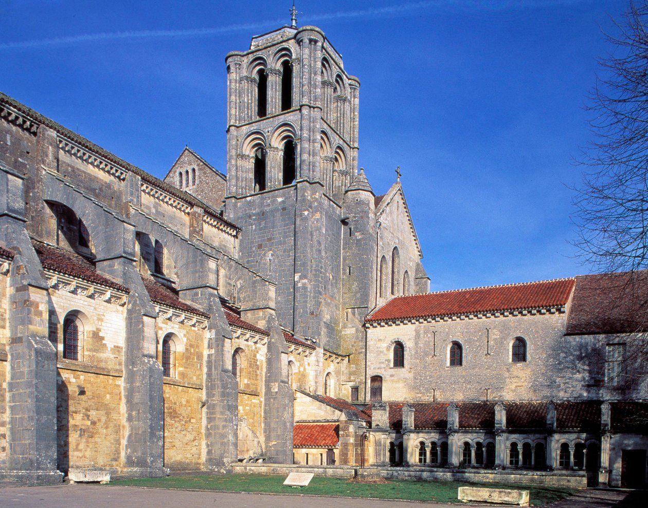 Basilika von Vézelay (Außenansicht) von Romanesque