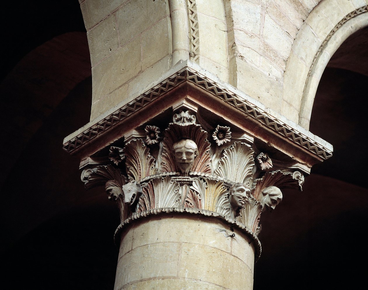 Geschnitztes Kapitell von Romanesque
