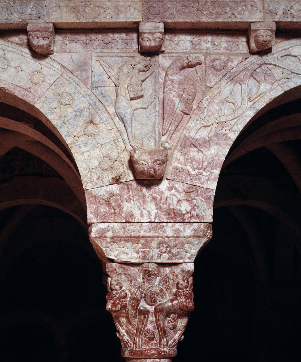 Detail der Symbole der Evangelisten Johannes und Markus, geschnitzt auf der Tribüne des Priorats von Romanesque