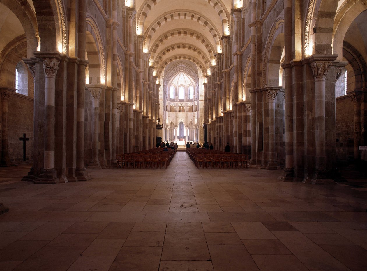 Innenansicht der Kathedrale von Vézelay (89): Das Kirchenschiff. von Romanesque