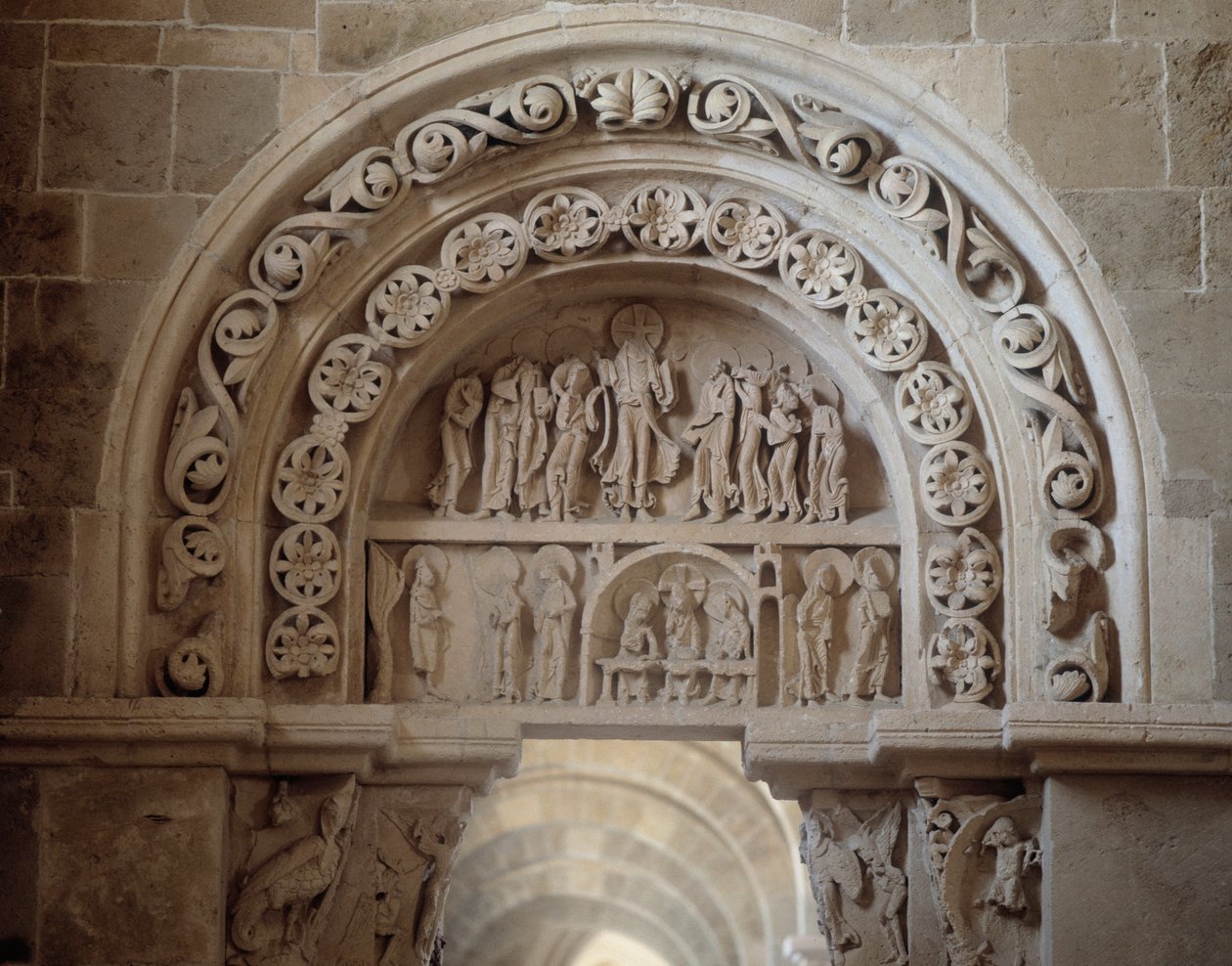 Nordportal: die Erscheinung Jesu nach seinem Tod und die Himmelfahrt (Skulptur) von Romanesque