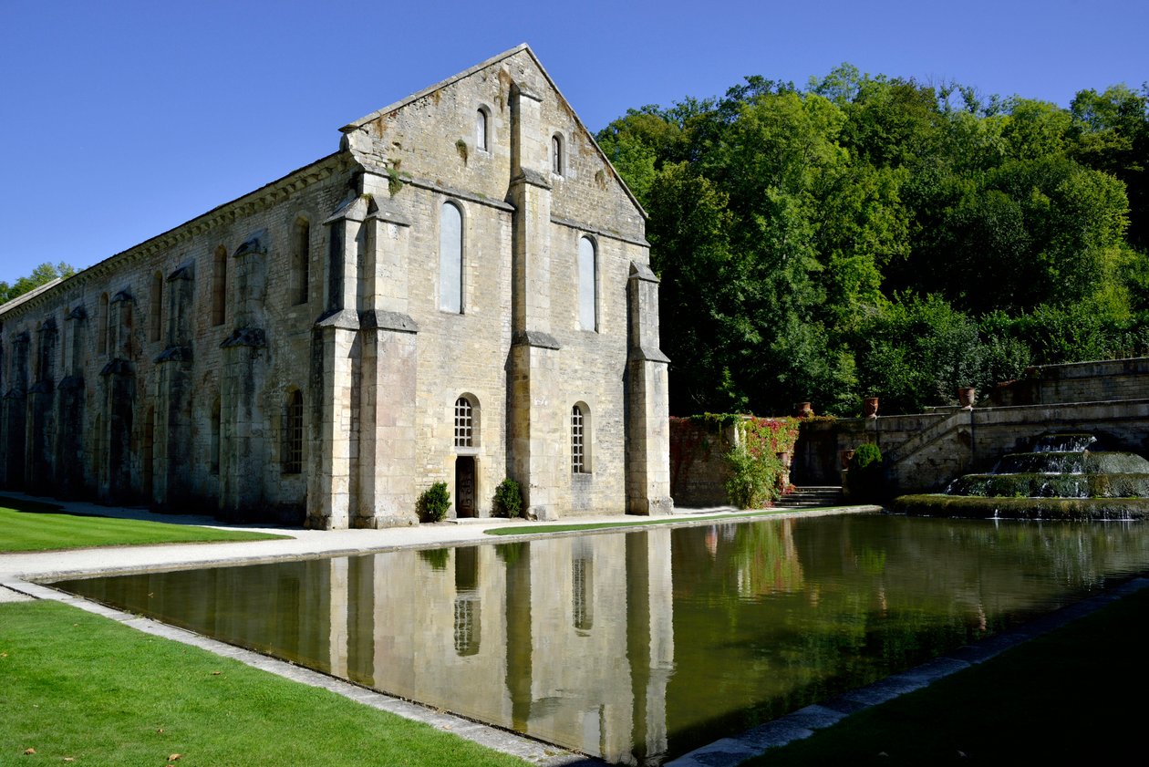 Romanische Architektur: Außenansicht der Schmiede der Zisterzienserabtei von Fontenay, Burgund, Ende des 12. Jahrhunderts von Romanesque