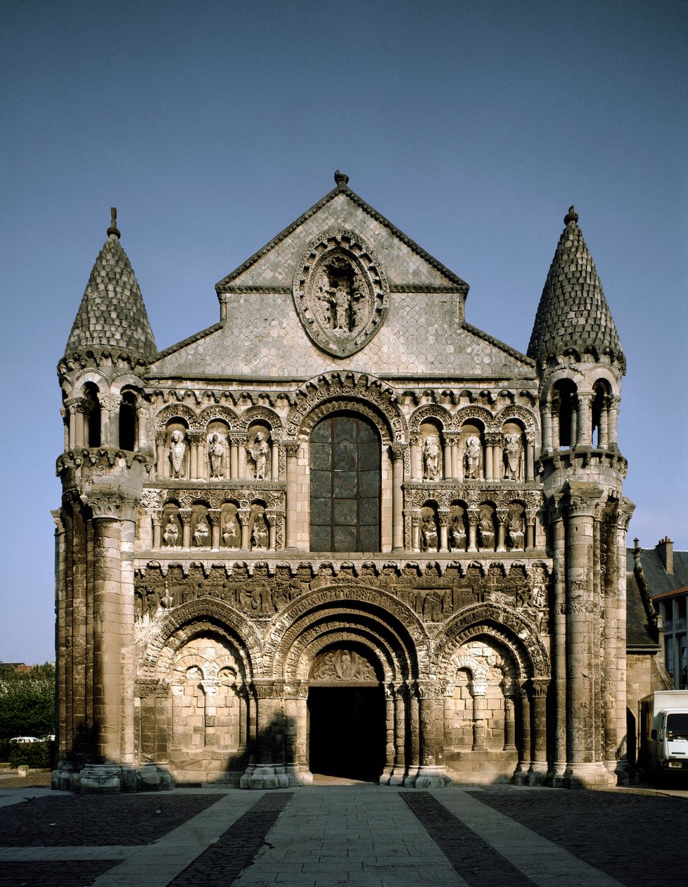 Romanische Kunst: Ansicht von Notre Dame la Grande (Notre-Dame-la-Grande). 12. Jahrhundert Poitiers (Wien) von Romanesque