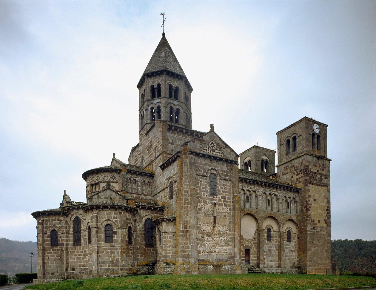 Romanische Kunst: Ansicht der Kirche von Saint-Nectaire (12. Jahrhundert)