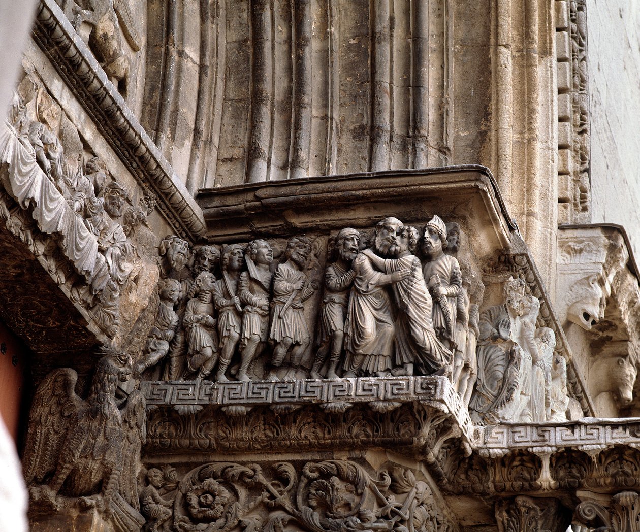 Der Kuss des Judas, Fries des Portals von Romanesque