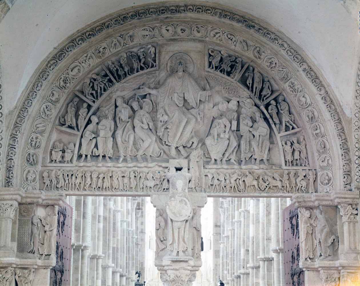 Abtei von Vézelay, Tympanon der Basilika Santa Maria Magdalena. 12. Jahrhundert von Romanesque