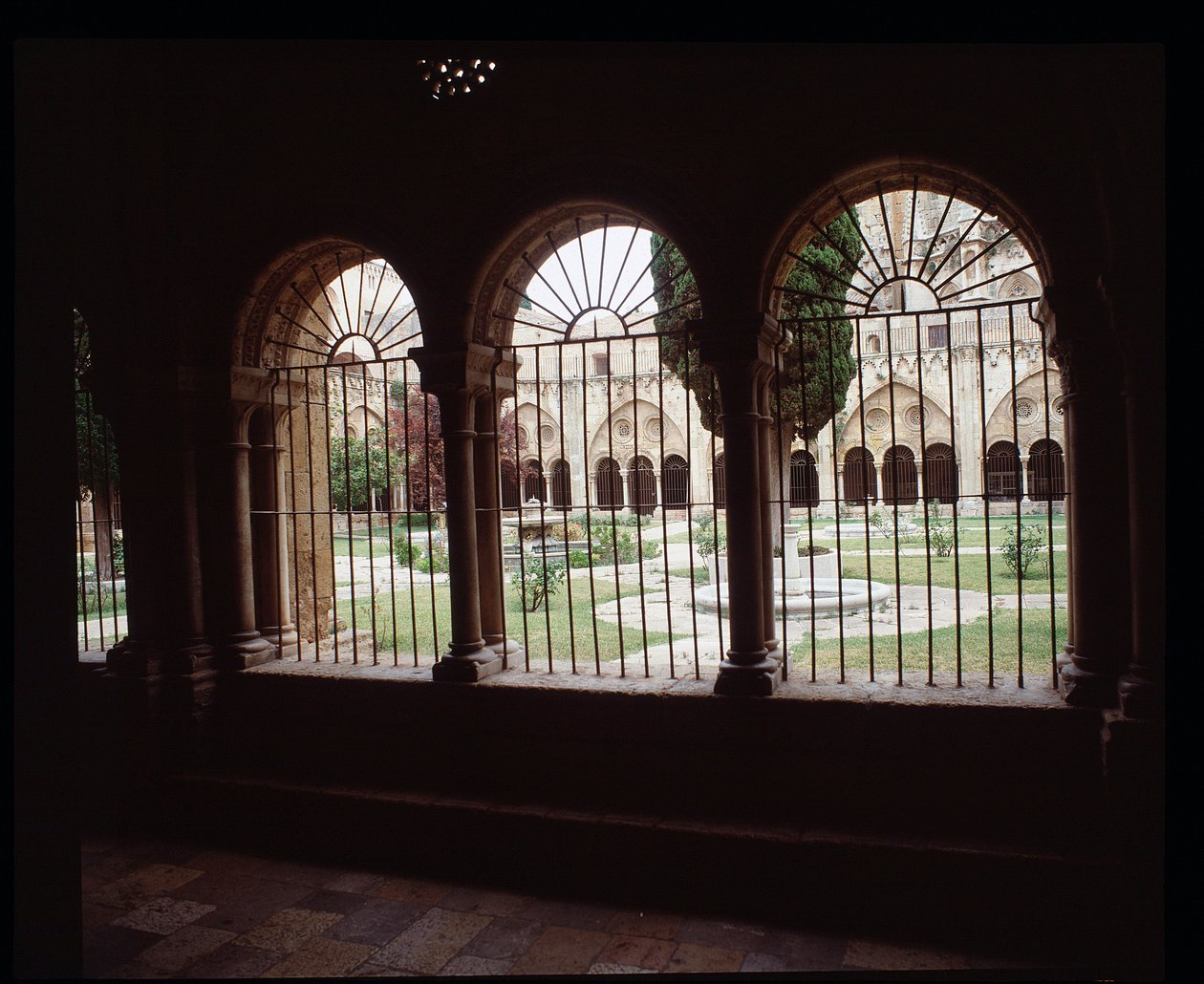 Ansicht des Kreuzgangs der Kathedrale Sainte Thecle in Tarragona von Romanesque