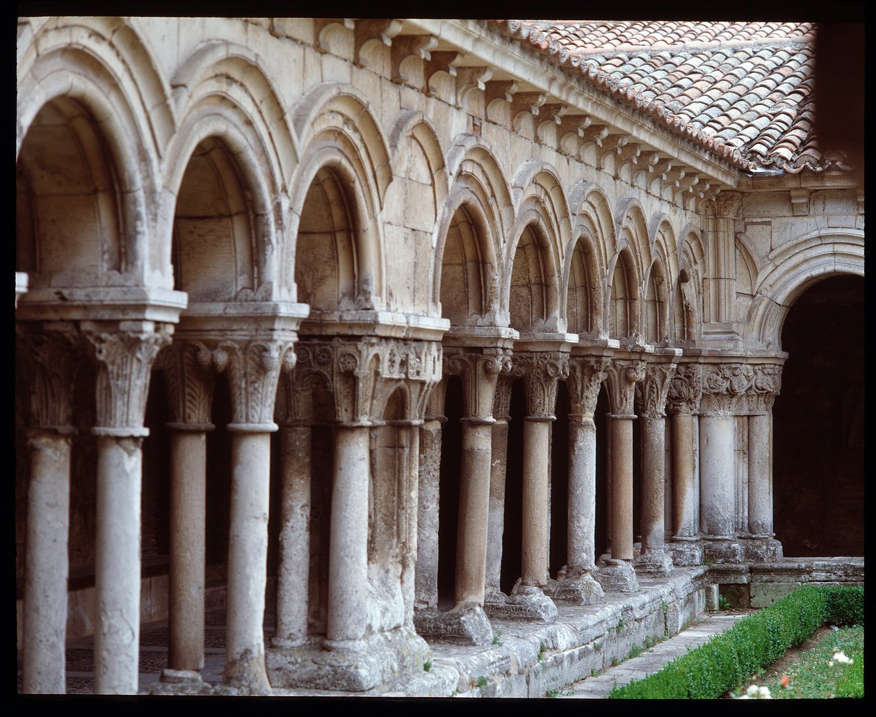 Blick auf den Kreuzgang des Königlichen Klosters von Las Huelgas de Burgos von Romanesque