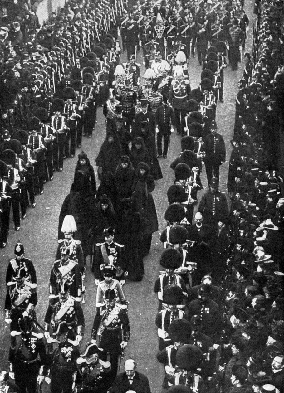Die königlichen Trauernden folgen dem Trauerzug vom Osborne House zum Trinity Pier, 1901 von Russell and Sons