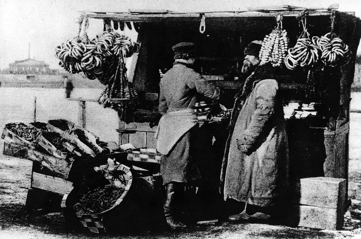 Lebensmittel- und Gemüsestand, St. Petersburg, ca. Ende des 19. Jahrhunderts von Russian Photographer