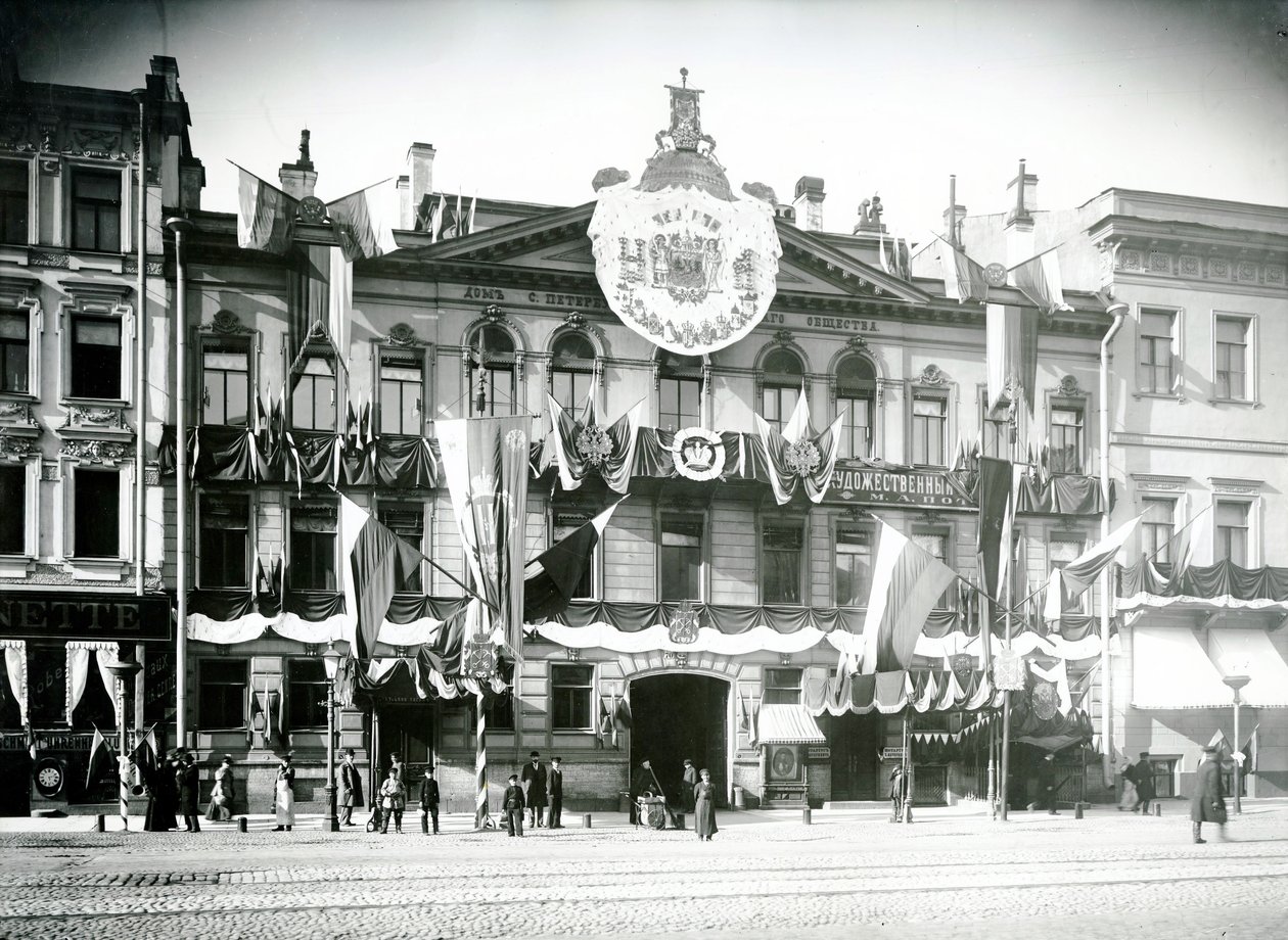 Räumlichkeiten einer St. Petersburger Kaufmannsgesellschaft, dekoriert zur Feier der Krönung von Nikolaus II., 1896 von Russian Photographer