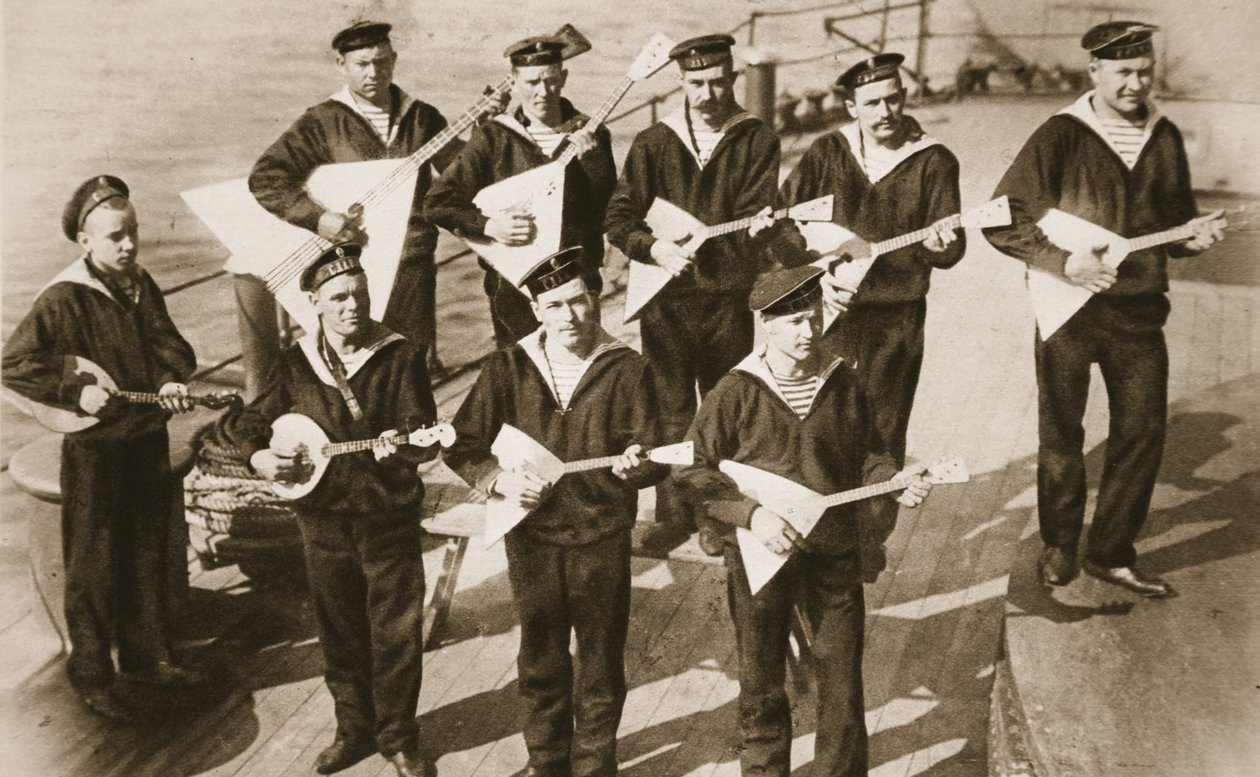 Die Balalaika-Band, die die Moral der russischen Marine aufrechterhält, aus The Illustrated War News von Russian Photographer