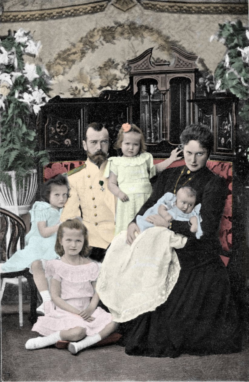 Familienporträt von Zar Nikolaus II. (1868-1918) ca. 1901-1902 von Russian Photographer