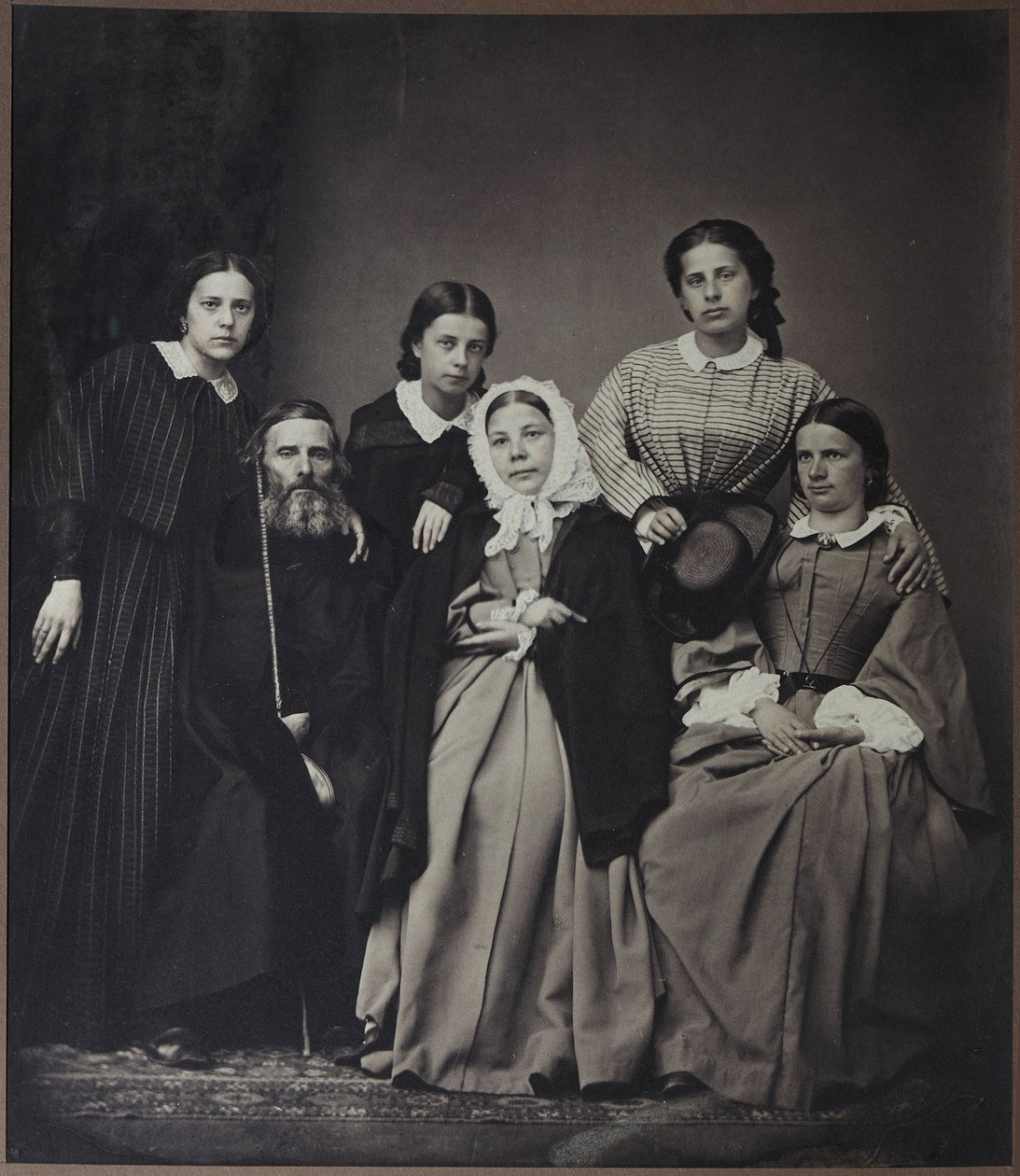 Porträt des Autors und Lexikographen Wladimir Dahl mit Familie von Russian Photographer
