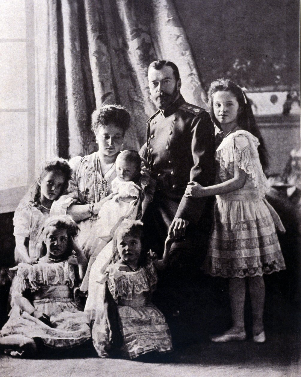 Die Familie von Zar Nikolaus II. (1868 - 1918). Von links nach rechts: Großfürstin Tatiana geboren am 11. Juni 1897; Großfürstin Maria geboren am 27. Juni 1899; Großfürstin Alexis geboren am 12. August 1904; Kaiserin Alexandra Fjodorowna; Zar Nikolaus II.; von Russian Photographer