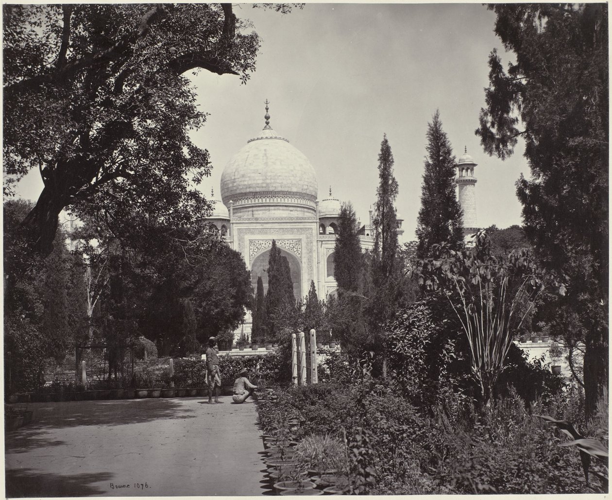 Ansicht des Taj Mahal und des dazugehörigen Gartens von Samuel Bourne (signed by artist)
