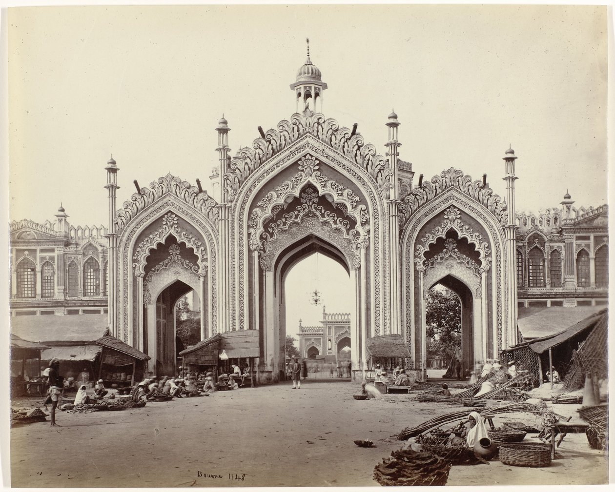 Tor zur Basar von Hoesseinabad, Lucknow von Samuel Bourne (signed by artist)
