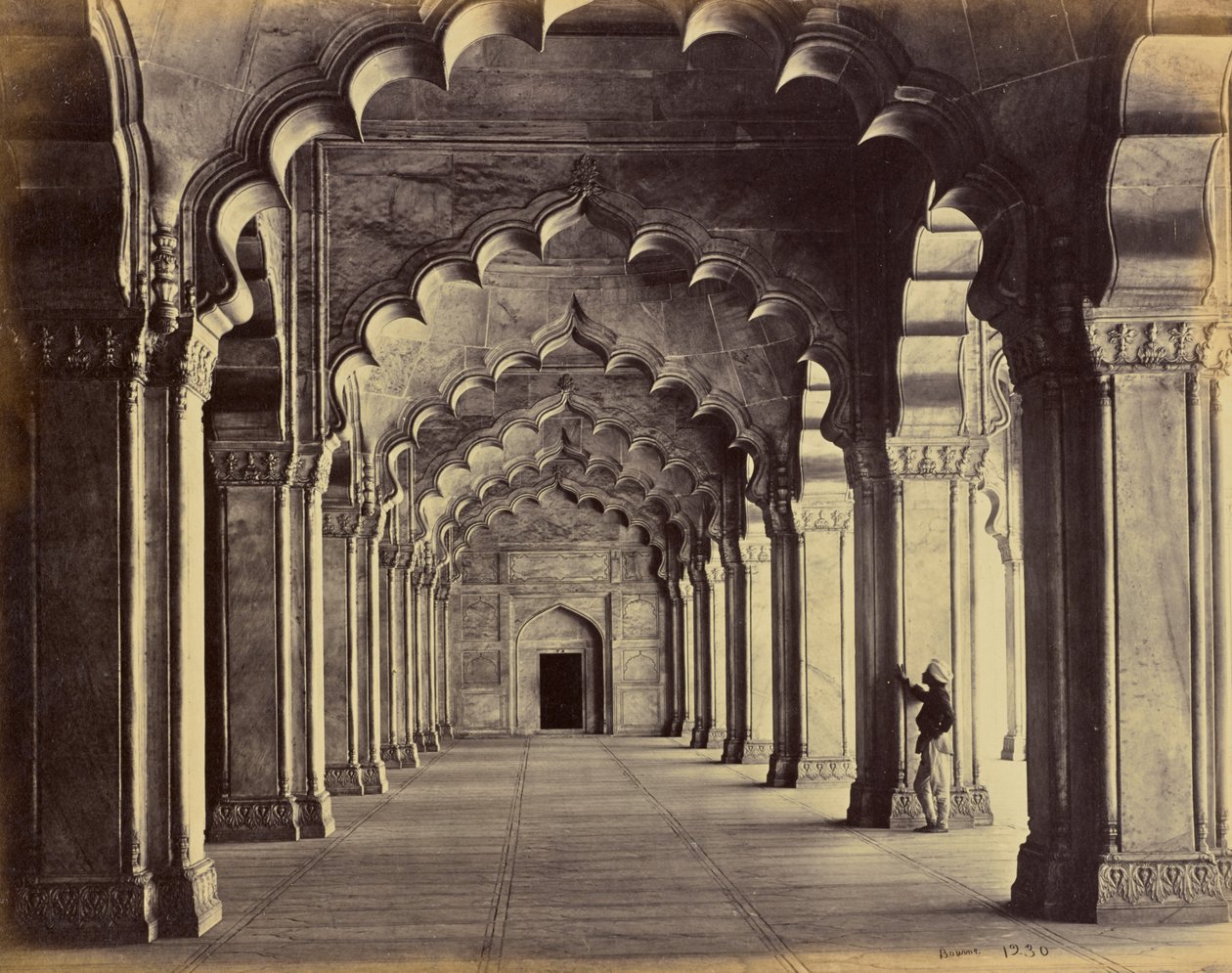 Agra; Innenansicht der Motee Musjid, zeigt das Mittelschiff von Samuel Bourne