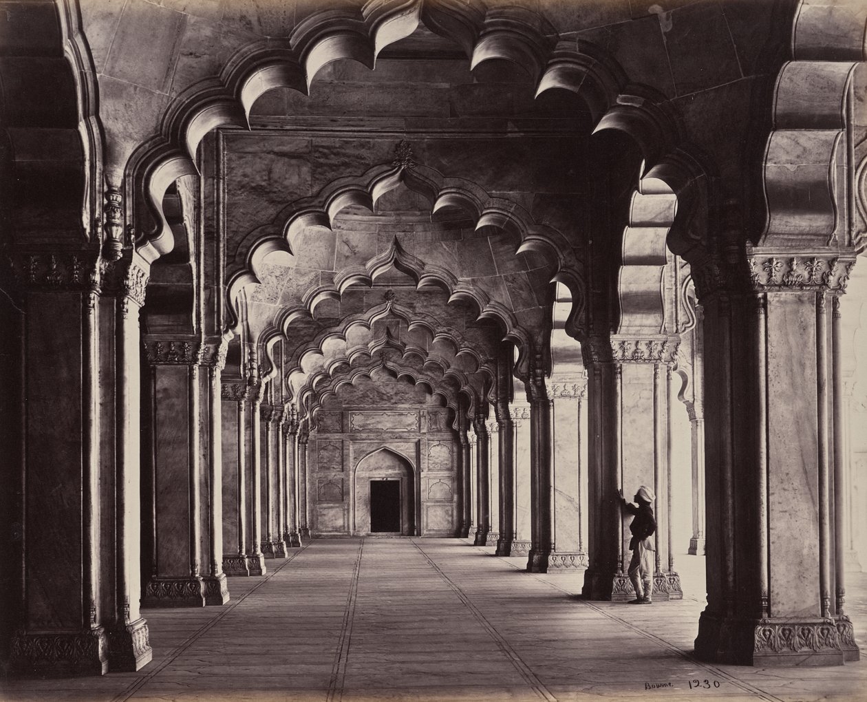 Agra. Die Motee Hasjid in der Perlenmoschee. Ansicht des gesamten Ganges von Samuel Bourne