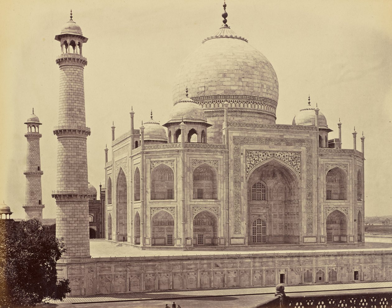 Agra; das Taj Mahal von der Ecke des Innenhofs aus von Samuel Bourne