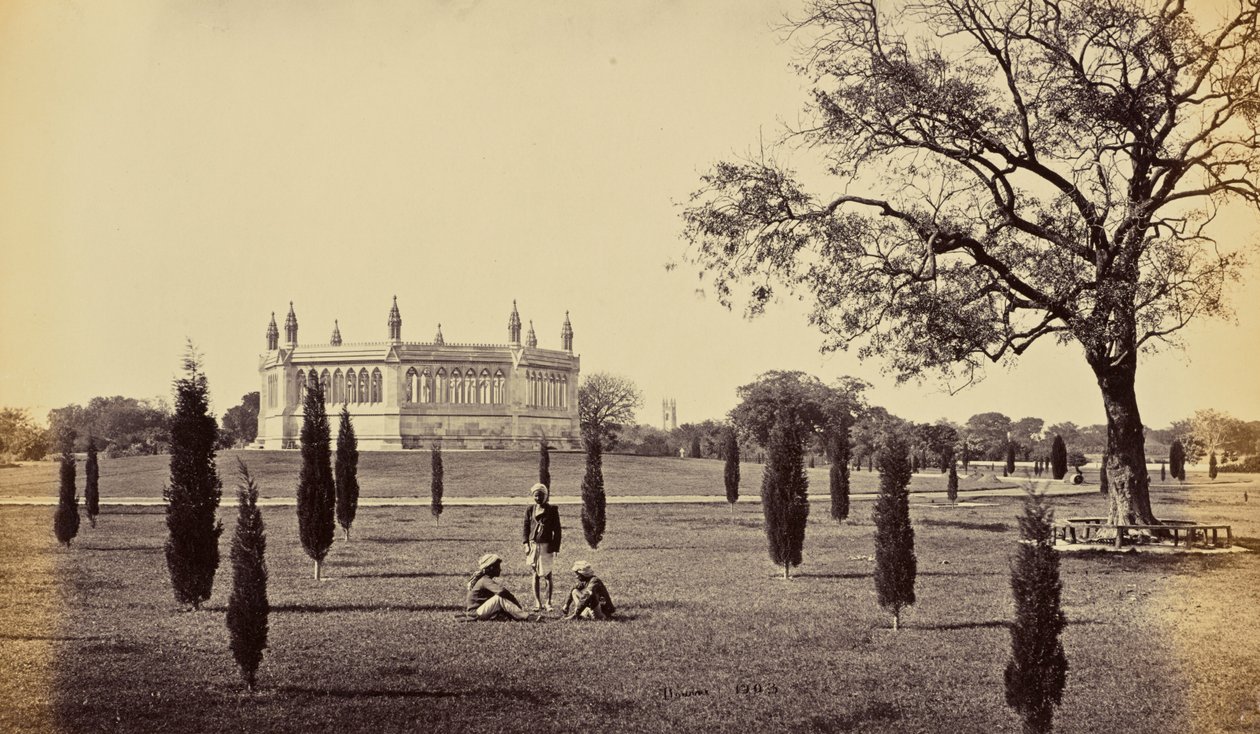 Cawnpore; Der Gedenkbrunnen, mit der Cawnpore Kirche in der Ferne von Samuel Bourne