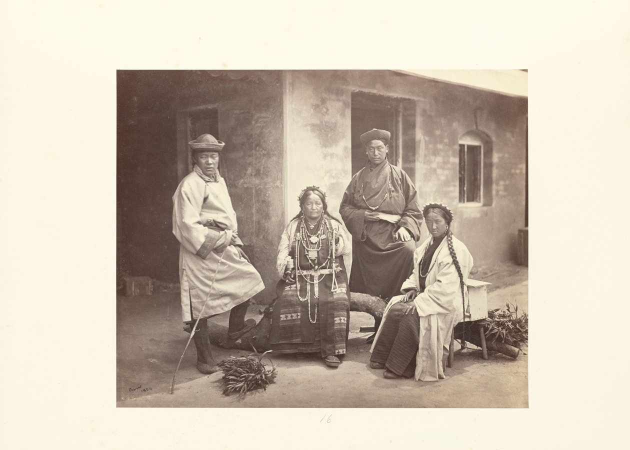 Darjeeling; Gruppe von Bhooteas von Samuel Bourne