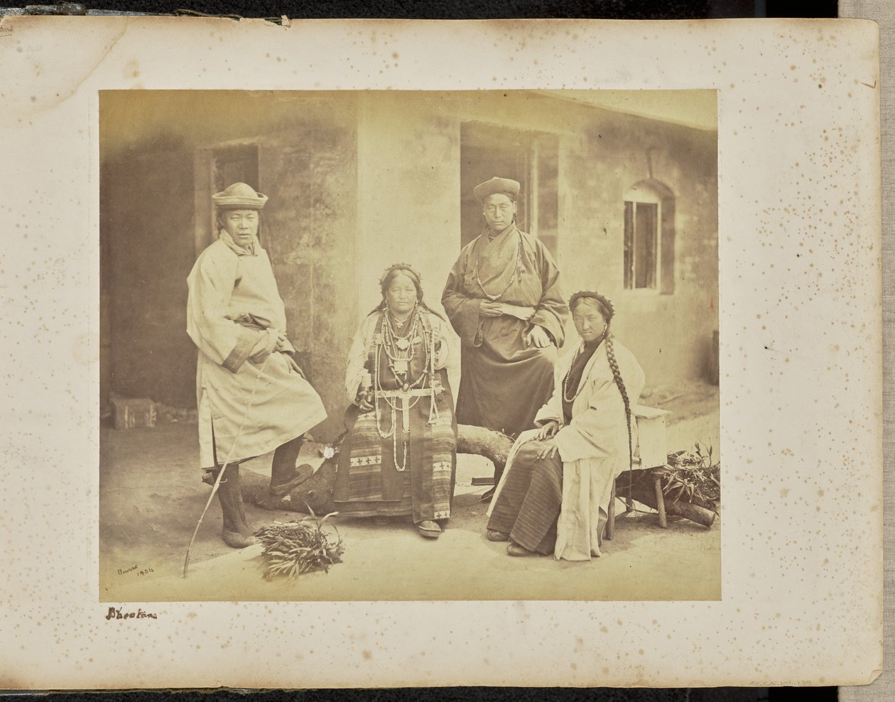 Darjeeling; Gruppe von Bhooteas von Samuel Bourne