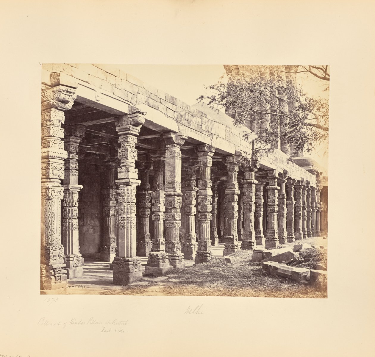 Delhi; Kolonnade der Hindoo-Säulen am Kutub Minar, Ostseite von Samuel Bourne