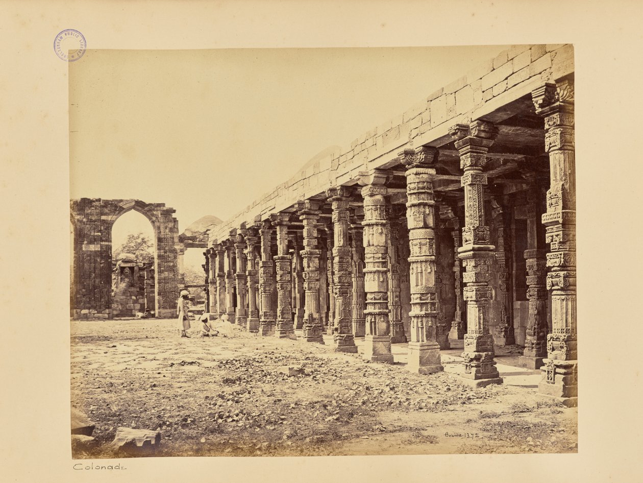 Delhi; Kolonnade der Hindoo-Säulen am Kutub Minar, Nordseite von Samuel Bourne