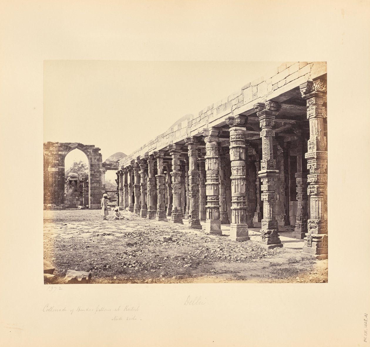 Delhi; Kolonnade aus hinduistischen Säulen am Qutb Minar, Nordseite von Samuel Bourne