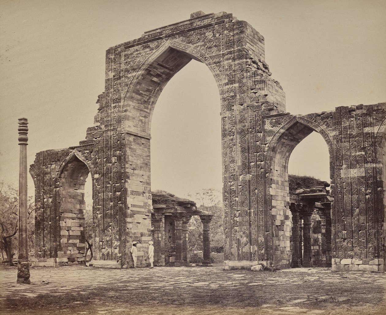 Delhi. Großer Torbogen und Eiserne Säule nahe dem Qutb Minar, Ruine von Alt-Delhi von Samuel Bourne