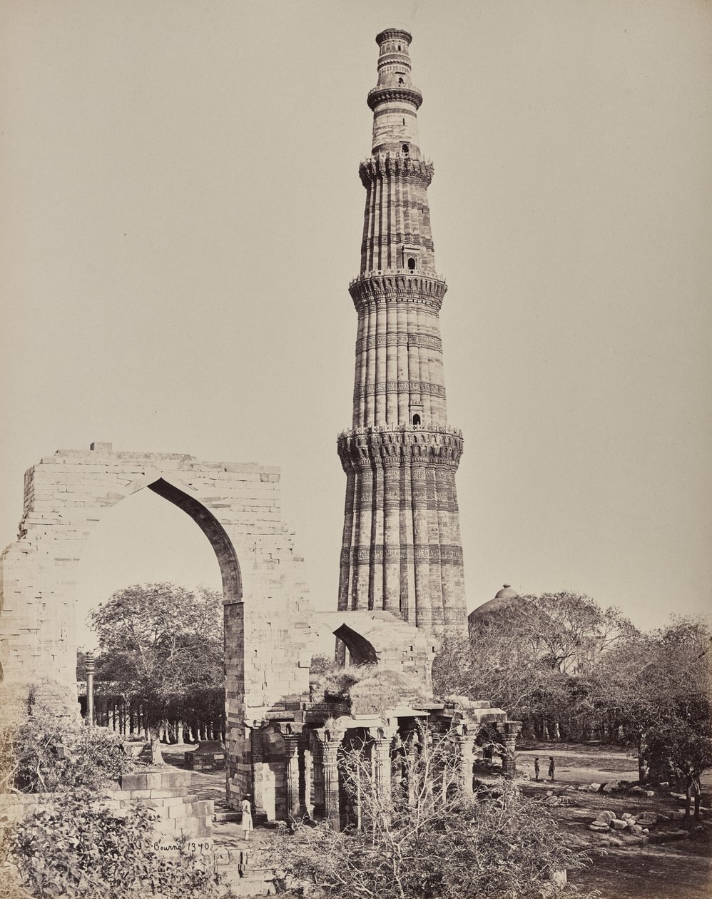 Delhi. Der Kootub Minar oder Turm in der Ruinenstadt von Alt-Delhi von Samuel Bourne