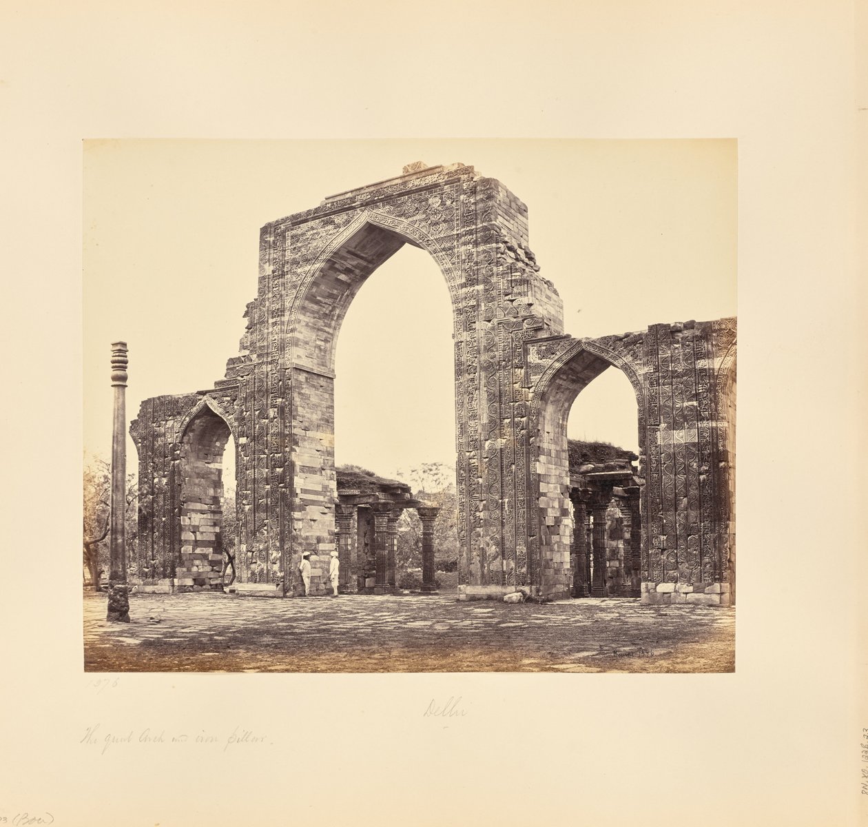 Delhi: Qutb Minar, der Große Bogen und die Eiserne Säule von Samuel Bourne