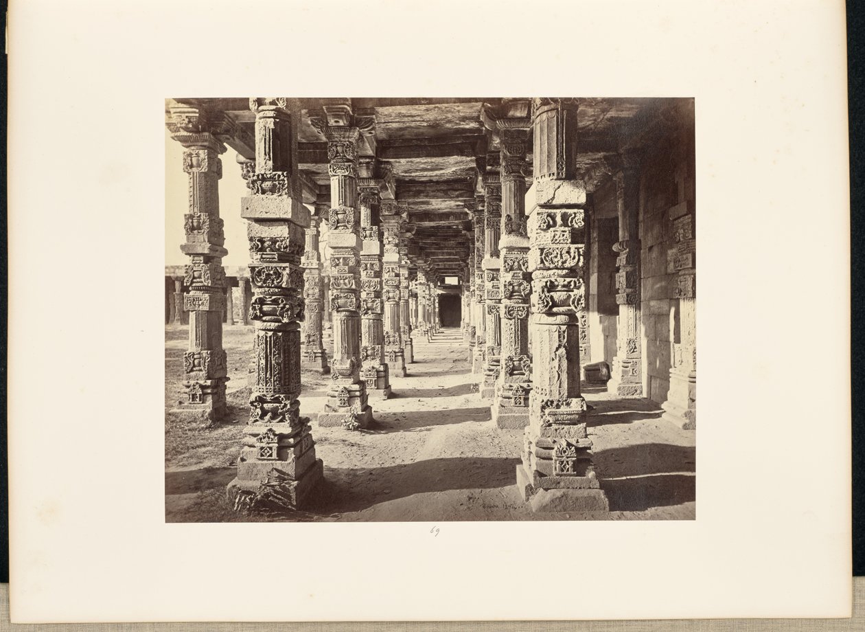 Delhi; Der Kutub Minar, Innenansicht der östlichen Kolonnade von Samuel Bourne
