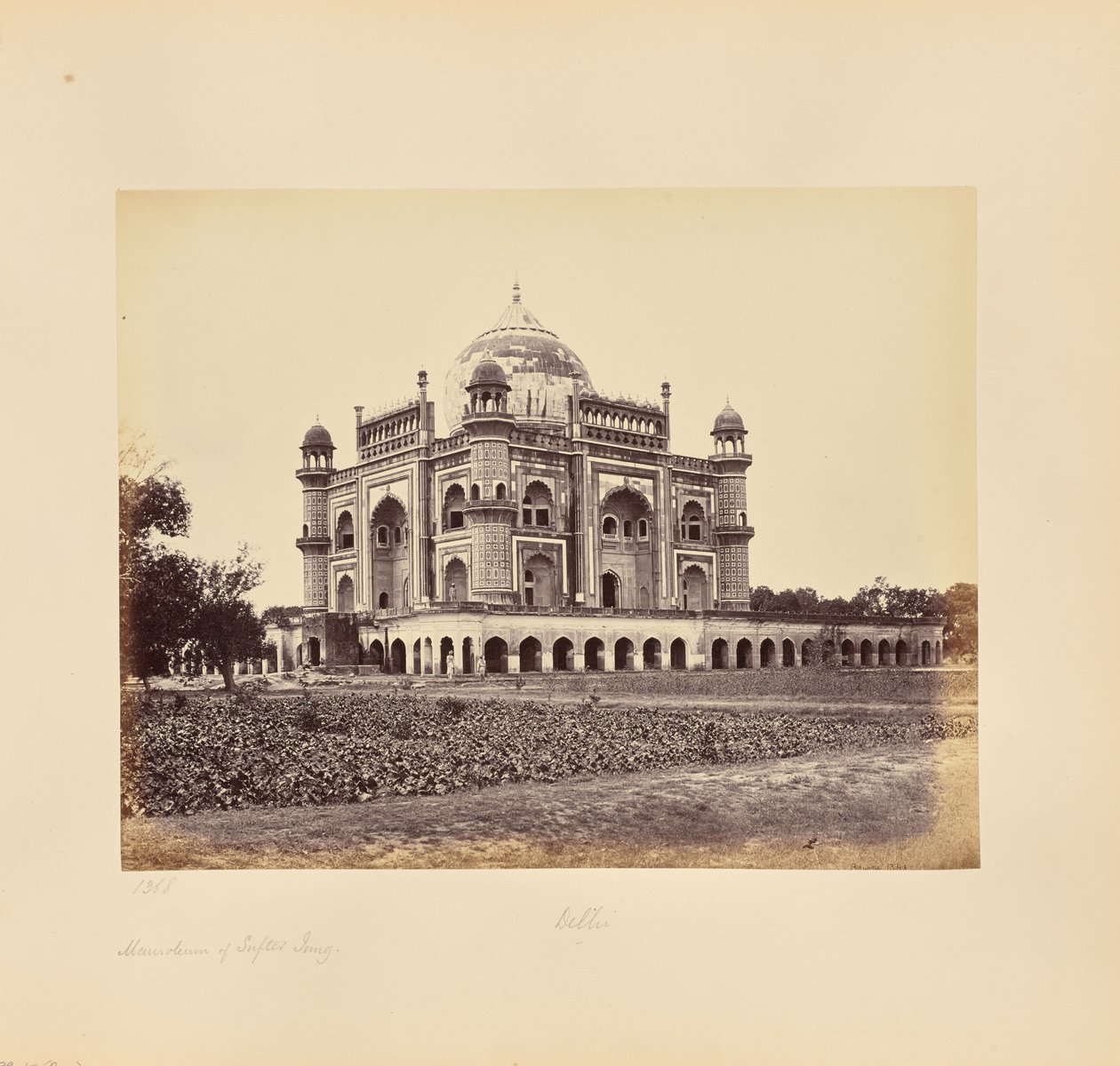 Delhi; Das Mausoleum von Sufter Jung von Samuel Bourne
