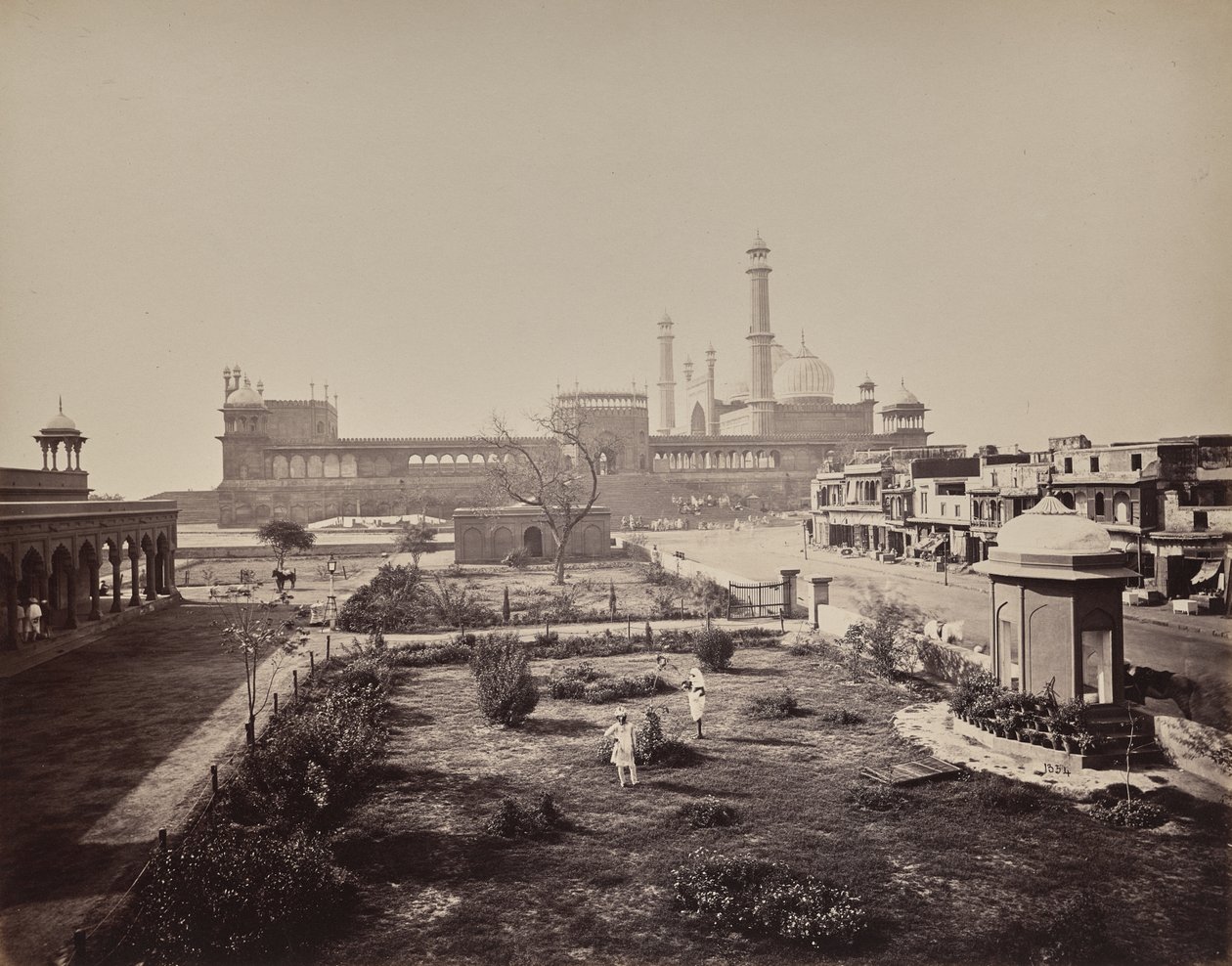 Delhi. Blick auf die Nordseite der Jamma Musjid im Hauptgebetsplatz von Samuel Bourne