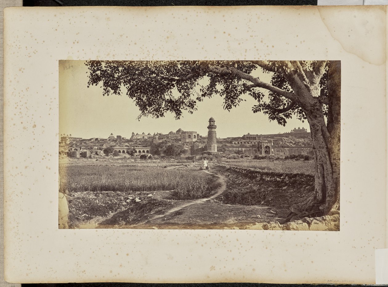 Futtypore Sikri; Gesamtansicht der Ruinen (Westseite), vom Fuß des Hügels von Samuel Bourne
