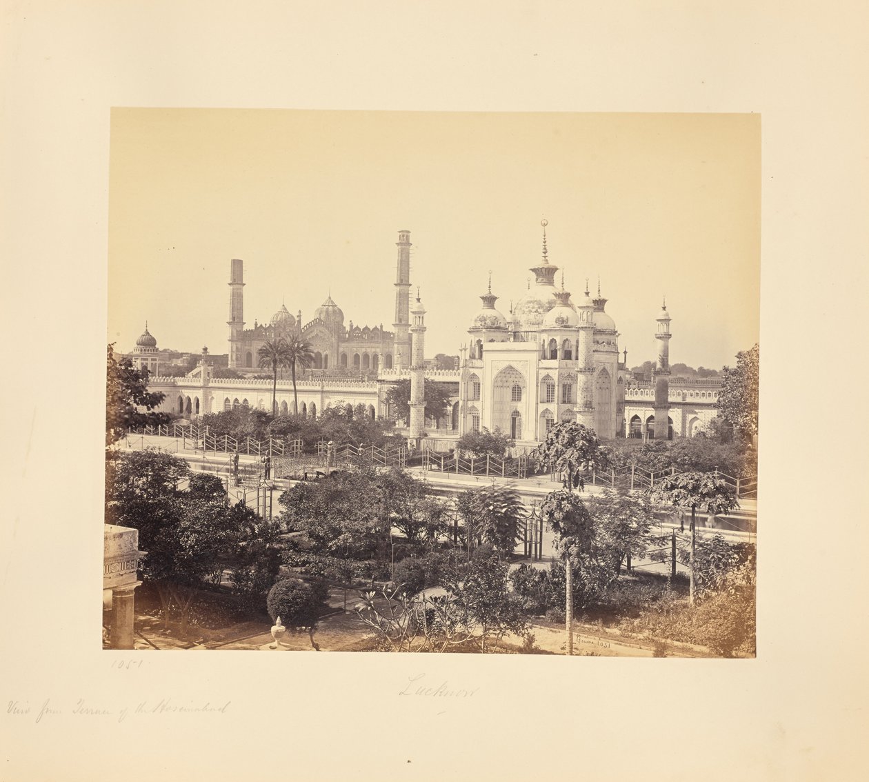 Lucknow; Blick von der Terrasse des Hooseinabad Emambara von Samuel Bourne