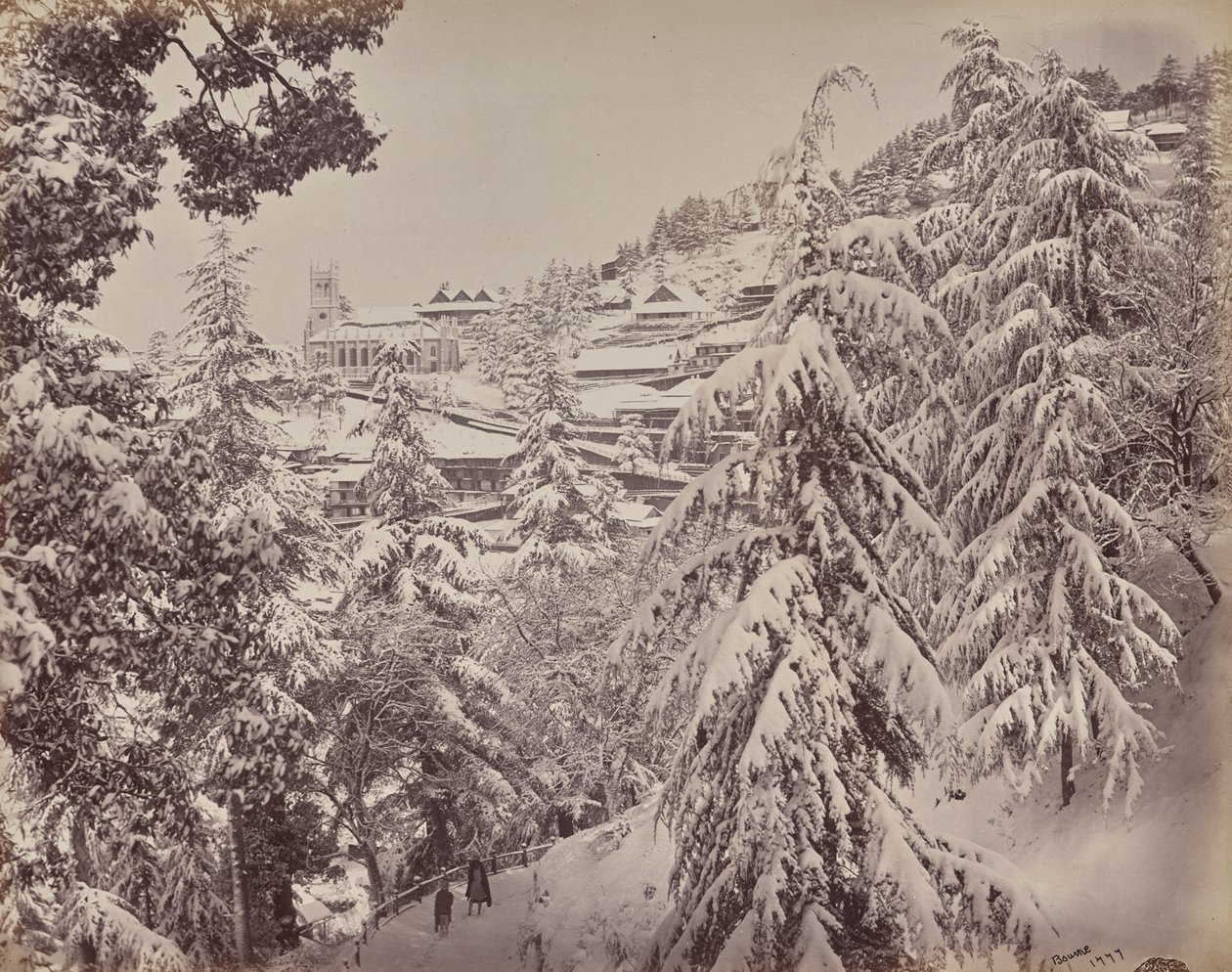 Shimla. Blick auf die Kirche vom Mount Jakko nach Westen mit Teil der Mall im Winter von Samuel Bourne