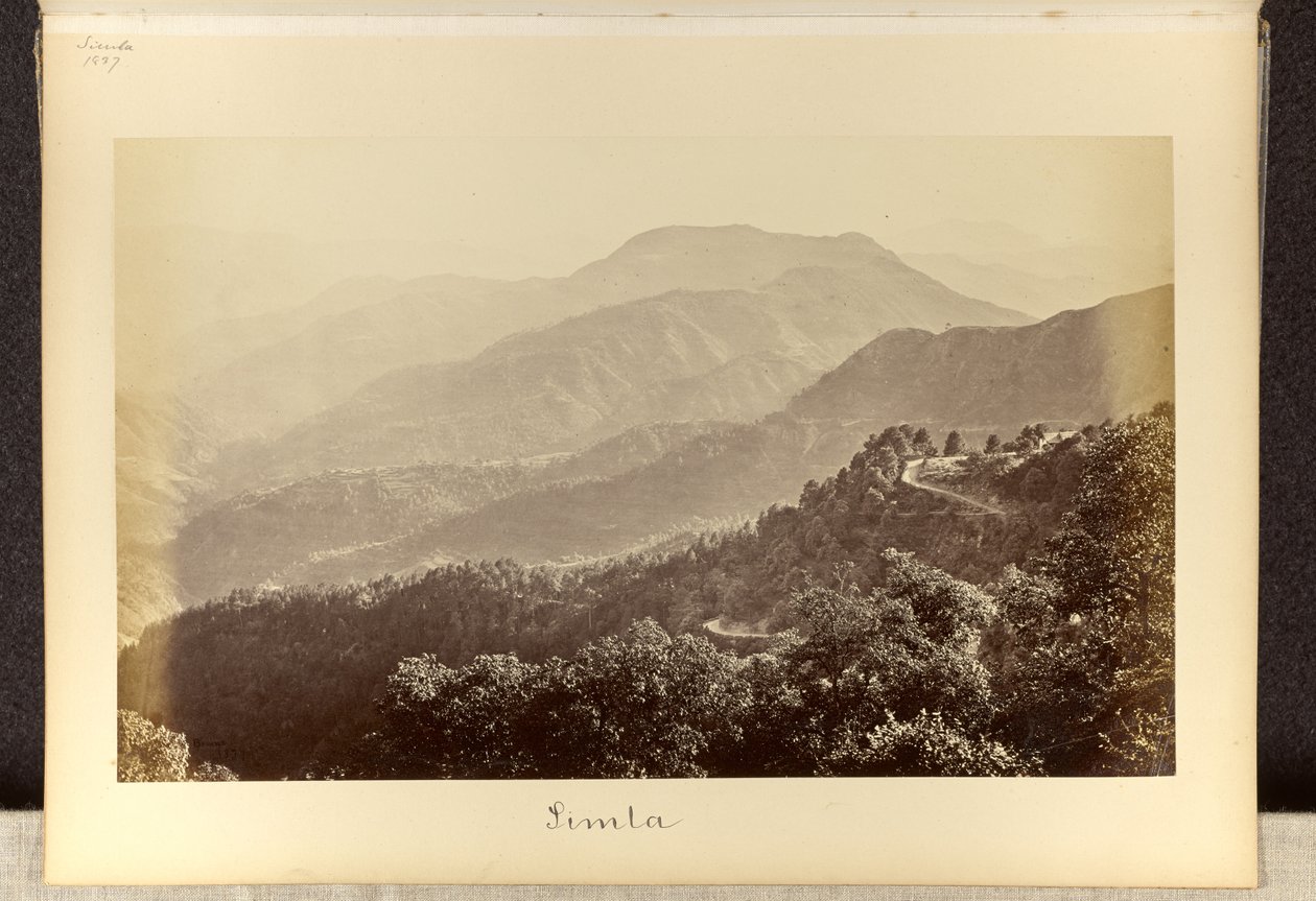 Simla; Der Tara Devi und umliegende Hügel von Boileaugunge von Samuel Bourne