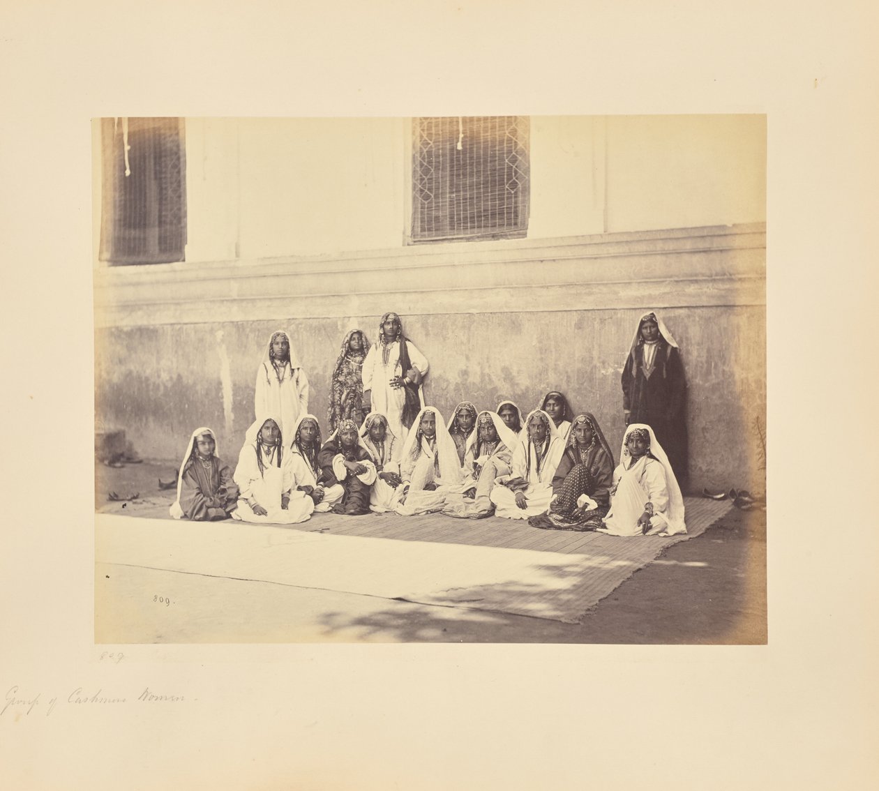 Srinuggur; Eine Gruppe kaschmirischer Frauen von Samuel Bourne